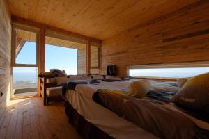 1 dormitorio con 2 camas y ventana grande en Casa Mirador Roca en Matanzas