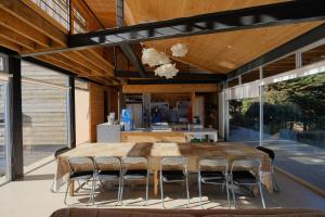 a dining room with a table and chairs at Casa Mirador Roca in Matanzas