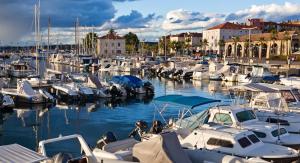 Ein paar Boote sind in einem Yachthafen angedockt. in der Unterkunft Hostel BellaVista in Koper