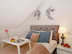 - une chambre avec un lit et une table avec des fruits dans l'établissement Apartament Kameralny 65 na Starówce, à Gdańsk
