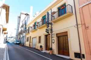 una calle vacía en una ciudad con edificios en Hotel Ristorante Al Duca, en Atessa