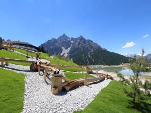 a park with a lake and mountains in the background at Apartment Edith in Telfes im Stubai