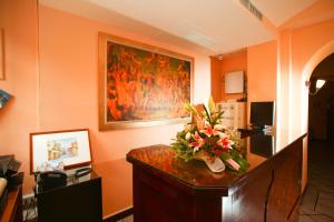 Una habitación con una mesa con un jarrón de flores. en Hotel Ristorante Al Duca, en Atessa