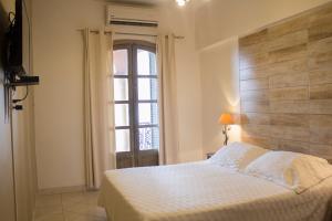 Asuncion Palace tesisinde bir odada yatak veya yataklar