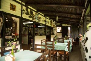 a dining room with tables and chairs in a restaurant at Estancia De La Campiña in Nono