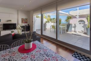 - un salon avec une table et une vue sur l'océan dans l'établissement El Atico del MARQUES free parking by Cadiz4Rentals, à Cadix