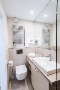 シャルボイツにある301 Seaside viewのバスルーム(トイレ、洗面台、鏡付)