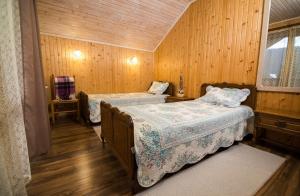 マイコリチンにあるSeventh Heavenのベッド2台 木製の壁の部屋