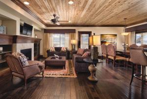 格蘭比的住宿－WorldMark Granby - Rocky Mountain Preserve，客厅配有家具和壁炉