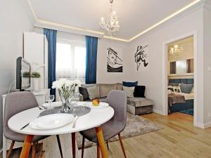 a living room with a white table and chairs at Apartament Starogdański 7 in Gdańsk