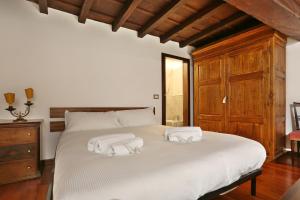 フィレンツェにあるL'ANTICO GIGLIO - lift, A/C, free Wi-Fiのベッドルーム1室(大きな白いベッド1台、タオル付)