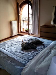 A bed or beds in a room at La Tana Nel Castelvecchio