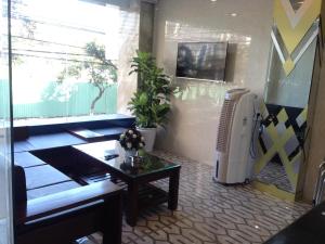 un soggiorno con tavolo e frigorifero di Thiên Các 2 Hotel a Quy Nhon