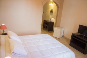 Asuncion Palace tesisinde bir odada yatak veya yataklar