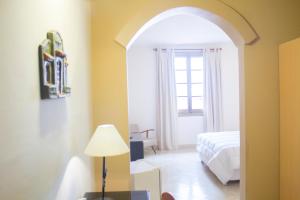 Asuncion Palace tesisinde bir odada yatak veya yataklar