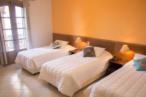 Asuncion Palace tesisinde bir odada yatak veya yataklar