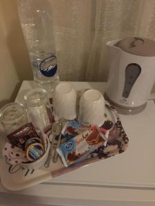 Příslušenství pro přípravu čaje a kávy v ubytování Platanos Rooms