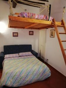 チッタ・デッラ・ピエーヴェにあるAppartamento Zafferanoのロフトベッド1台が備わる客室のベッド1台分です。