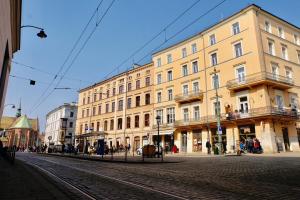 duży budynek na ulicy w mieście w obiekcie Dominican Square by Hashtag Apartments w Krakowie