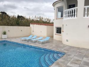 Swimmingpoolen hos eller tæt på Villa San Antonio + 5 billeder