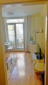 ein Wohnzimmer mit einem großen Fenster und einem Tisch in der Unterkunft Studios Lulic in Makarska