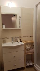 a bathroom with a sink and a mirror at Buio Pesto in Ceparana