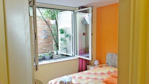 1 dormitorio con ventana y 1 cama. en Studios Lulic, en Makarska