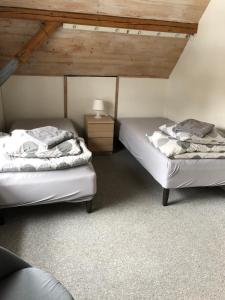 - 2 lits jumeaux dans une chambre avec des plafonds en bois dans l'établissement Holiday House Billundvej 74, à Randbøl
