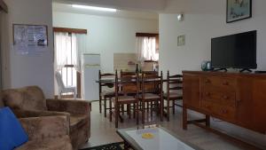 ein Wohnzimmer mit einem Tisch und einem Esszimmer in der Unterkunft Chariandry Court in Pissouri