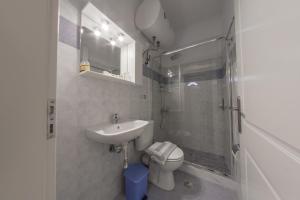 Ένα μπάνιο στο Kiveri Apartments