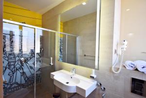 un bagno con lavandino e specchio di Hotel Cosmopolit a Sarajevo