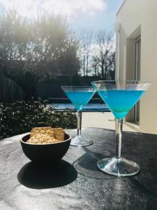 two martini glasses and a bowl of crackers on a table at Chez Victoria Nantes Erdre in Nantes