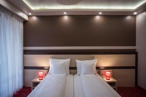 A bed or beds in a room at Homorod Hotel