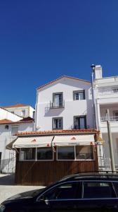 um carro preto estacionado em frente a um edifício em Casa do Rio em Alcácer do Sal