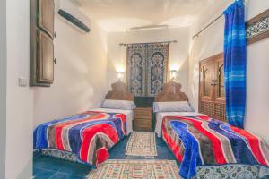 Tempat tidur dalam kamar di Dar Swiar