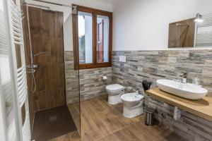 łazienka z umywalką i toaletą w obiekcie CaMagnolia Apartment w mieście Montegrotto Terme