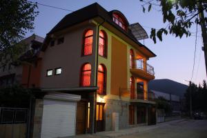 una casa con luces rojas en el costado. en Guest House Stelia en Velingrado