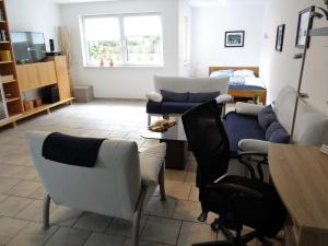 a living room with a couch and chairs at Beautiful Apartment im Zentrum von Sankt Augustin mit Netflix-Anschluss in Sankt Augustin