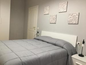 una camera bianca con un letto e alcune immagini sul muro di Sonny apartments a Malcesine