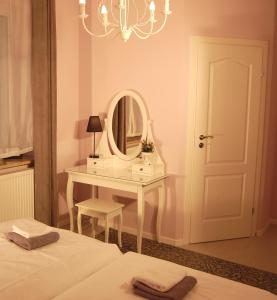 1 dormitorio con tocador y espejo en Oranger Studio, en Kielce