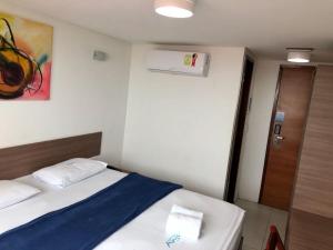 Postel nebo postele na pokoji v ubytování Anjos Praia Hotel
