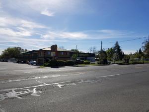 an empty street in front of a building at Gridley Inn & RV Park in Gridley