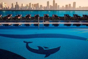 Bazén v ubytování Corniche Hotel Sharjah nebo v jeho okolí
