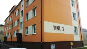 un edificio naranja con las palabras rayo en él en Oranger Studio, en Kielce