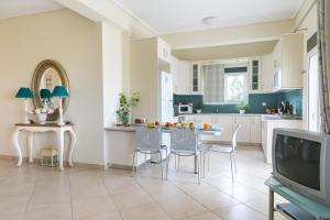 Η κουζίνα ή μικρή κουζίνα στο Rania Apartments Helmata +38 φωτογραφίες