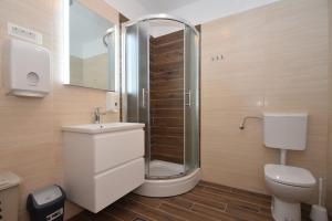 Ένα μπάνιο στο Apartments Paklenica +82 φωτογραφίες