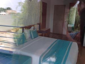 Schlafzimmer mit einem Bett und Blick auf das Wasser in der Unterkunft Marina House in Sulina
