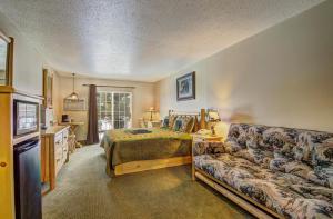 uma sala de estar com uma cama e um sofá em Eagle River Inn and Resort em Eagle River