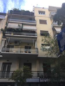 アテネにあるFour Seasons Apartmentのバルコニー付きの建物