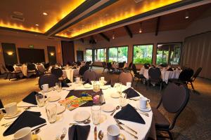 A restaurant or other place to eat at Shilo Inn Suites Hotel - Bend